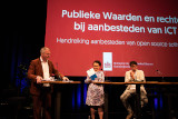 Arjan Widlak reikt handreiking uit aan staatssecretaris Van Huffelen