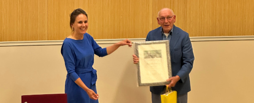 Merel van Rooy ontvangt de Prof. Dr. Brüllprijs uit handen van Jan Schippers